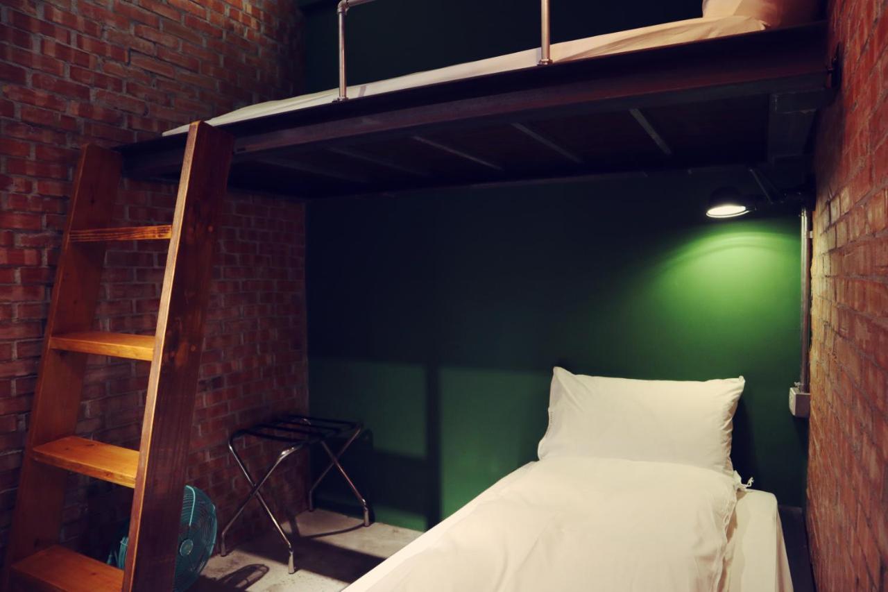 Travel Charger Hostel Хуалянь Екстер'єр фото